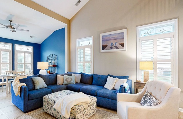 Bayside Resort townhouse with hot tub, pools, golf, game room, gym - dogs OK