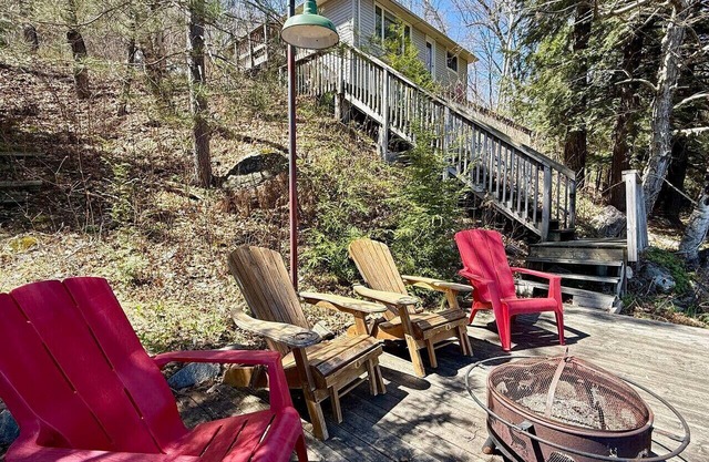 Bayside Retreat: Cozy Cottage w Stunning Lake View