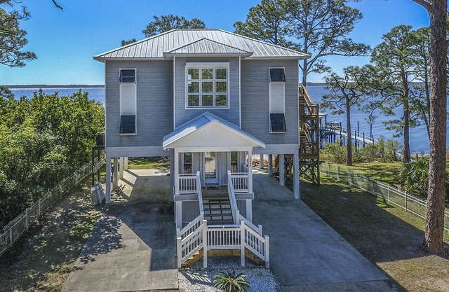 Bayside Retreat in Panacea FL ... Buchtfront, Dock, 2 große Veranden, WiFi, keine Haustiere