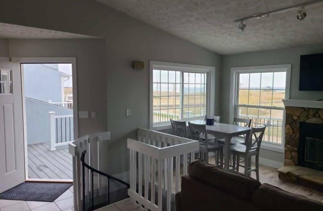 Bayview Condo # 2, Ogallala Beach, Sleeps 8 Comfortably!