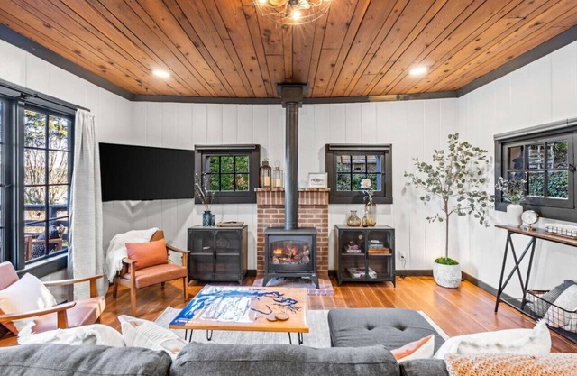 BayView Cottage - Romantic Getaway w/ Beach Access