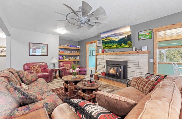 This house is a 5 bedroom(s), 2 bathrooms, located in Bayview, ID.