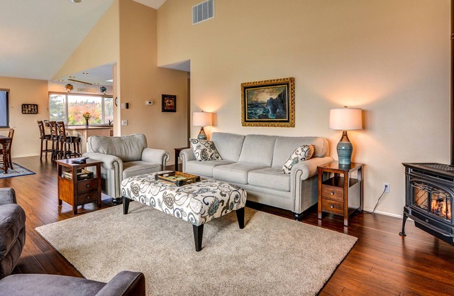 Bayview getaway with WiFi, furnished deck, washer/dryer, & gas grill