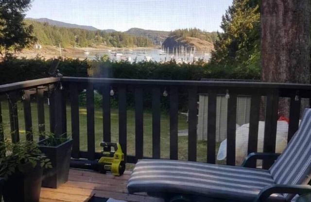 Bayview mobile, brightly renovated , ocean view, close to amenities .