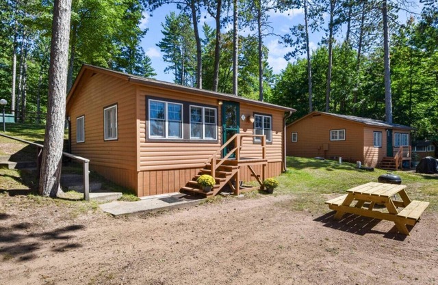 Bayview Resort Waters Edge Cabin 2