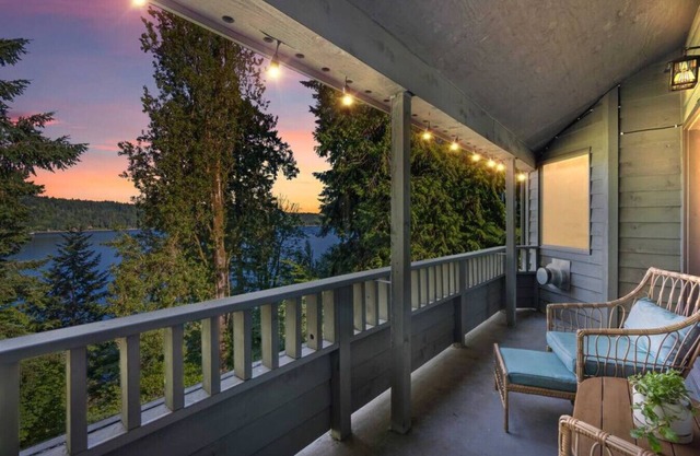 BayView Tower - Romantic Studio w/ Beach Access
