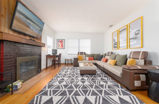 Be A Nomad | Cozy 3BR w/ Big Yard & Parking