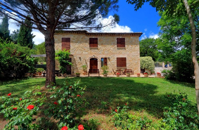 Elegante Villa mit privatem Pool und ummauerten Garten