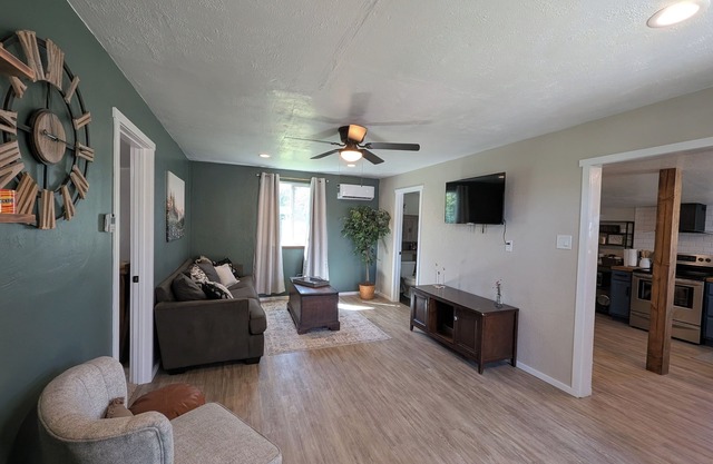 BE OUR GUEST!! Charming 1-bedroom house in beautiful Grants Pass