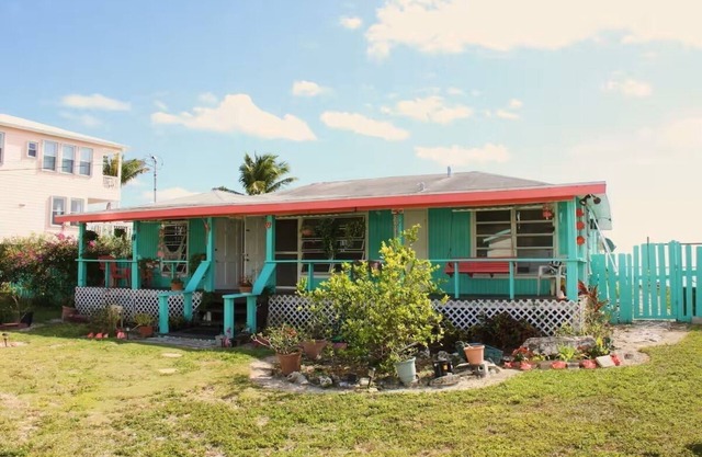 Quaint 2-bedroom beach cottage with WiFi + AC in enchanting Casuarina Settlement