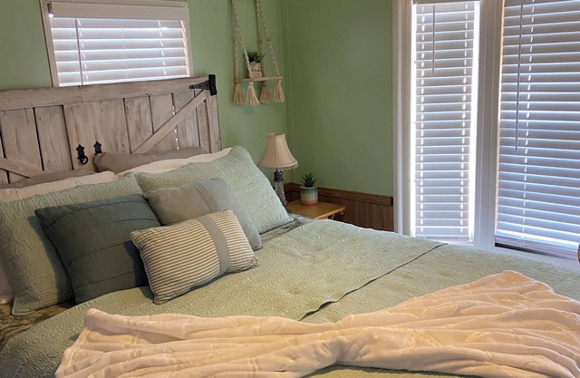 Beach Access Hot Tub Pools Marina/Resort