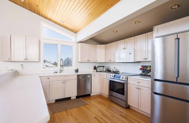 Beach access. Amazing bay view. Heated pool. Huge decks. Cul de sac Pickleball!