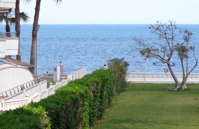 Strand-Apartment mit Meerblick in Wohnanlage mit Swimmingpool