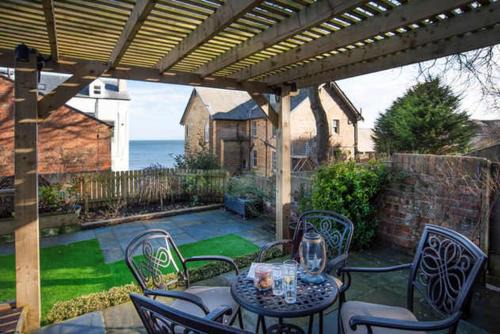 Beach Approach House - 30 steps from beach - Luxury house - kids slide and chill-out room - amazing location - garden