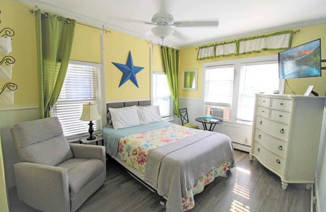 Beach Apt #2, Bright Studio w/ Kitchen and Bath