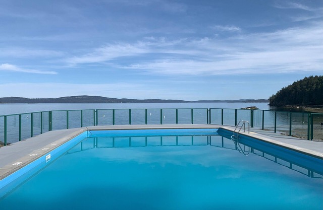 "Beach Bliss" oceanfront king studio with balcony! Amazing view!