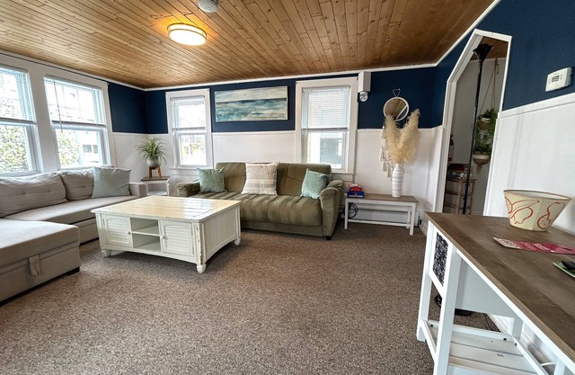 Beach Block, Desirable North End, 2-Bedroom