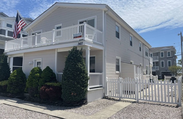 Renoviert 2019 | 4 Bd, 2 Bth | Beach Block | Ocean Views | Schritte zum Strand |