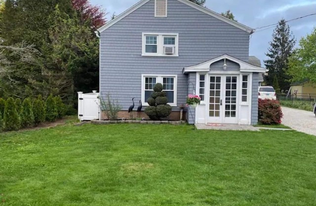 BEACH BUM CARRIAGE HOUSE with kayaks - steps to beach, park, marinas & brewery!