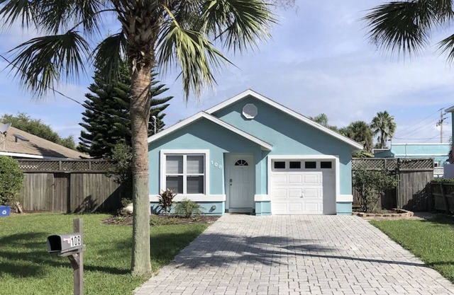 Renovated 2 bed/2 bath beach bungalow with large, fenced yard - steps to beach