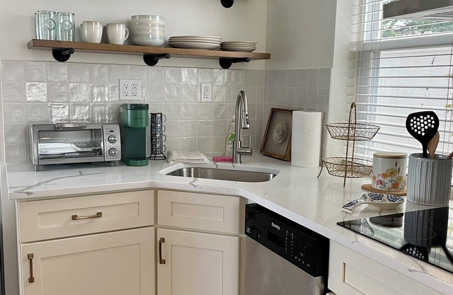 Beach Bungalow in Asbury Park, NJ, centrally located 5 blocks from beach