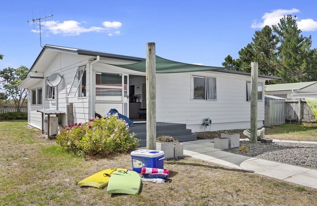 Beach Bungalow - Ruakaka Holiday Home, RUAKAKA