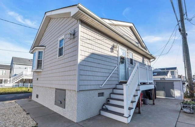 Beach bungalow that can sleep up to 6! 4 minute walk to the beach!