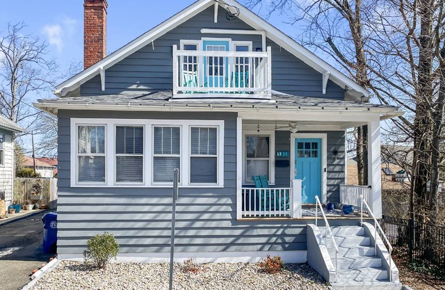 Beach Bungalow, walk to beach, private backyard