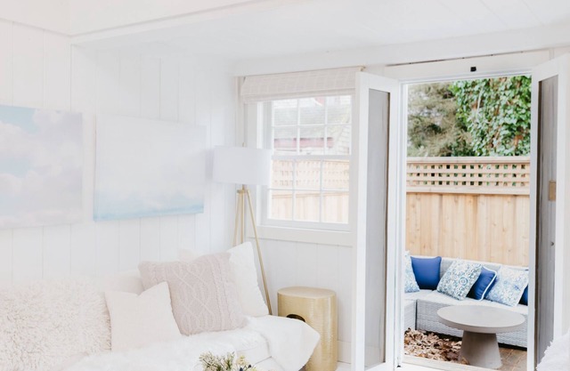 Beach chic guest cottage, in town, just renovated