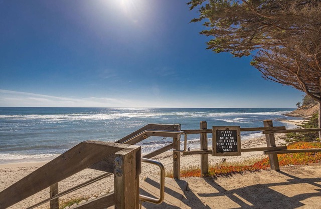 Beach Chic Oasis Home, walk to the beaches, restaurants, ocean views & more