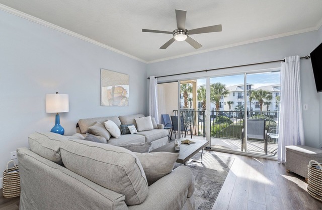 Beach Condo, 4 min walk to deeded beach, Beach service provided, Great Location!