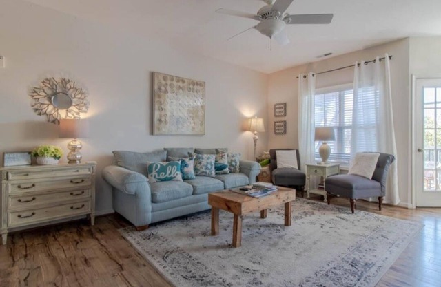 Beach condo- top floor, dog friendly, pool. 2 bed, 2 bath, pull out couch.