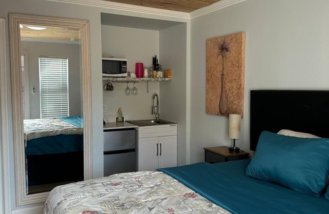Beach Cottage, 2 Beds + Kitchenette, Free Parking, Walk to Ocean & Dining!