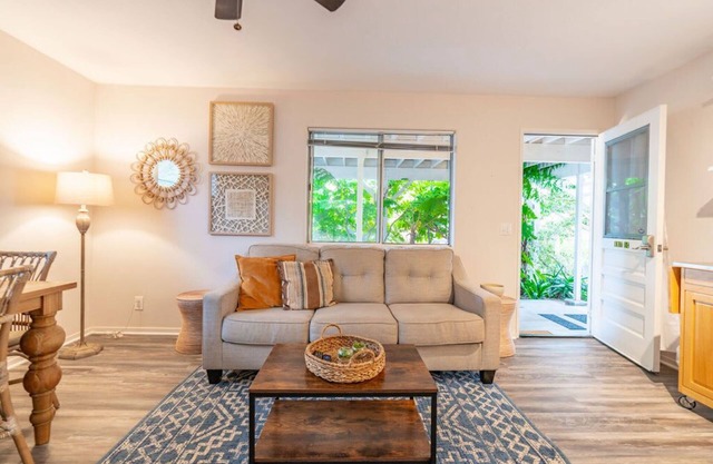 Beach Cottage in Seaside Town of La Jolla Village!