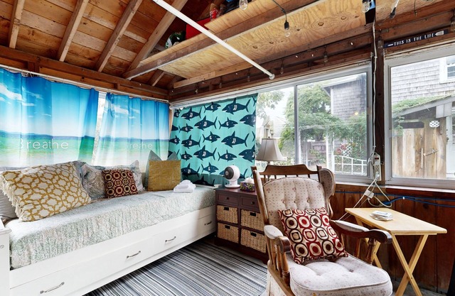 Beach Cottage - Internet, Smart TV & Outdoor Dining, Walk to Beach & Restaurants