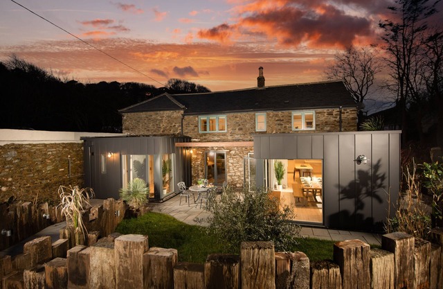 Beach Cottage is a traditional stone cottage, just 100 yards from the breath-taking Trevaunance Cove