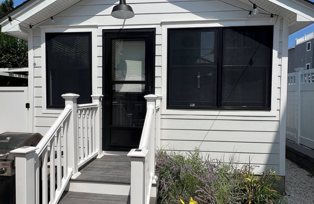 Beach Cottage, sleep 4, 3 house from the beach!