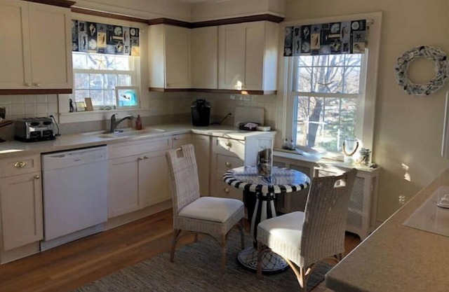 Beach cottage sleeps 6 great location close to Misquamicut
