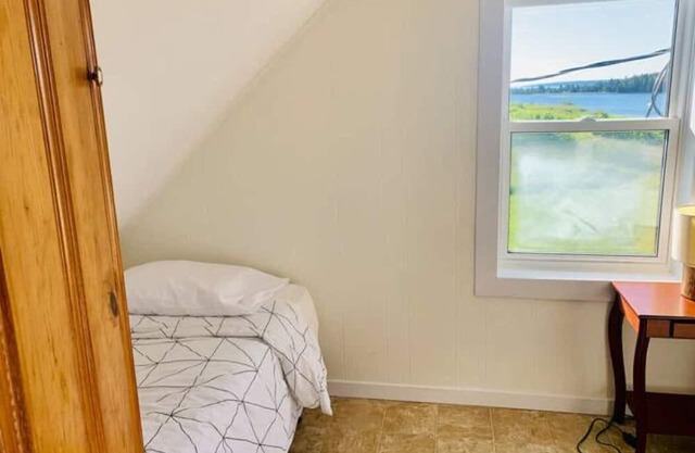 Beach Cottage - walk to beach, listen to wave sounds, enjoy the sauna!