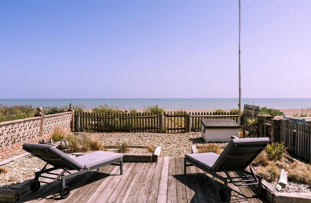 Beach Cottage with garden that blends into the beach in Pevensey Bay
