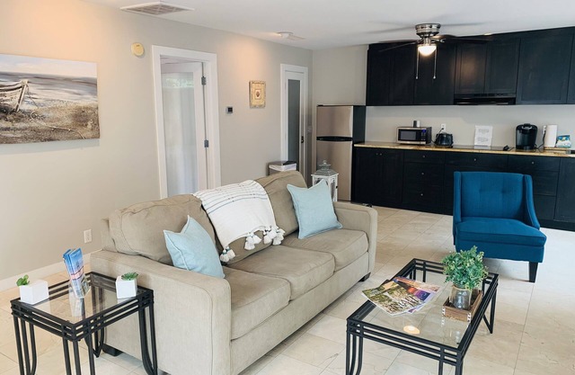 Beach Cove - FREE BIKES- Walk to Pier, Village, Shops & Restaurants