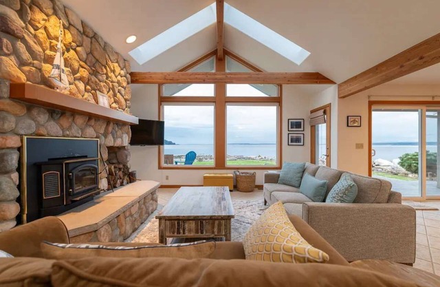 Beach Cove: Waterfront Getaway with Kayaks