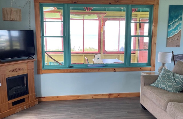 Beach-front 3 bedroom cottage with private access to a family-friendly beach.