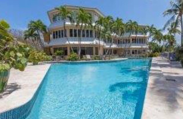 Beach front condo - Seven Mile beach sleeping 6 to 8