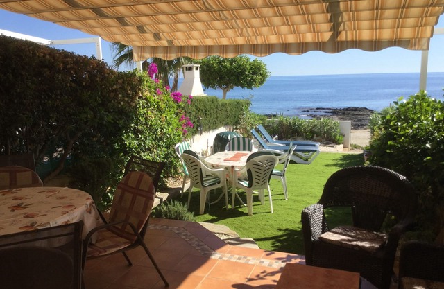 Ferienhaus mit 3 Doppel-SZ am Meer, Swimmingpool, Haustiere, Garten 40' vom Meer