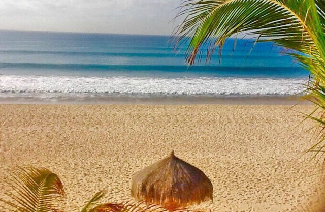 Atemberaubende 2 BDRM / 2 BATH Dachgeschosswohnung auf dem Sand. ANSICHTEN, ANSICHTEN.
