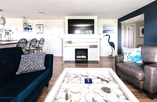 Beach Front Oasis 15 Minutes To Downtown Victoria