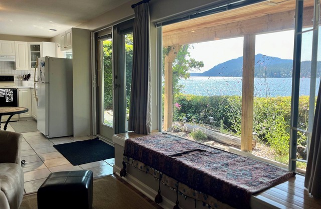 Beachfront Studio auf Maple Bay, Schritte entfernt zu Ihrem eigenen privaten Strand Terrasse
