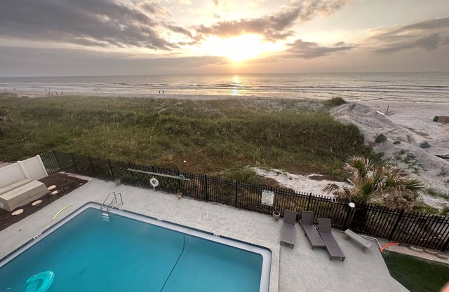 Beach Front Balcony Luxury Condo Directly on the Ocean
