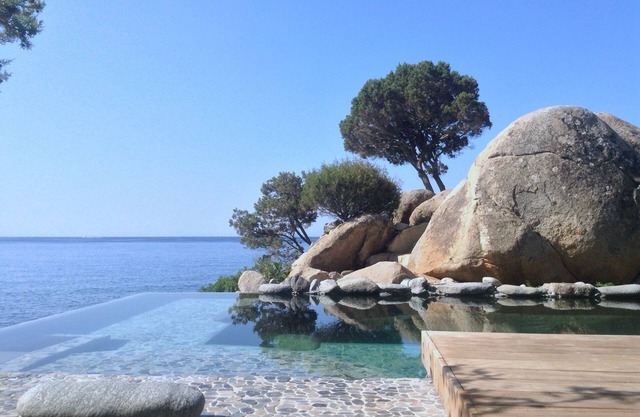 Strandvilla mit Infinity-Pool